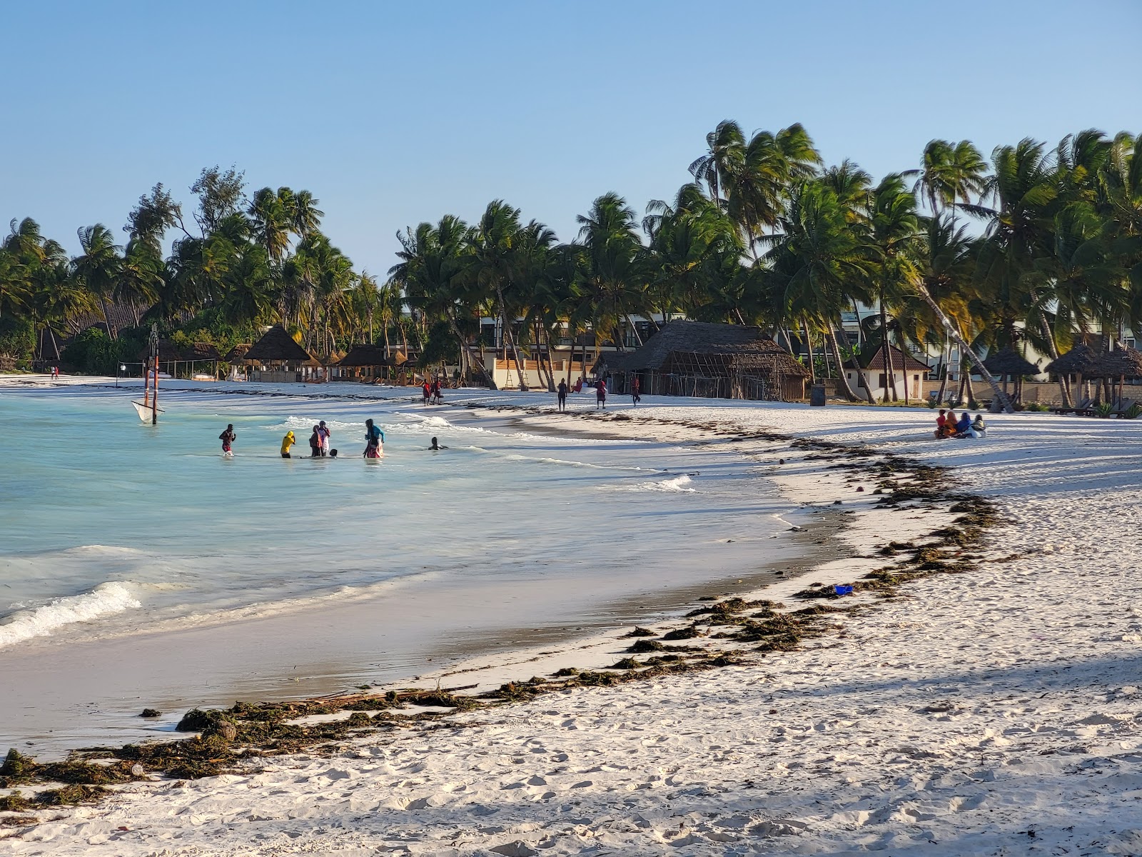 Foto von Pongwe Beach mit feiner weißer sand Oberfläche