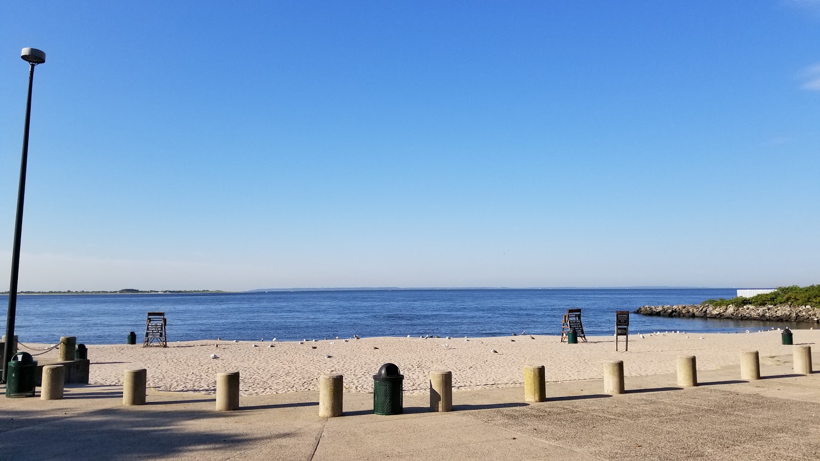 Zdjęcie Kingsborough Beach z powierzchnią beżowy piasek