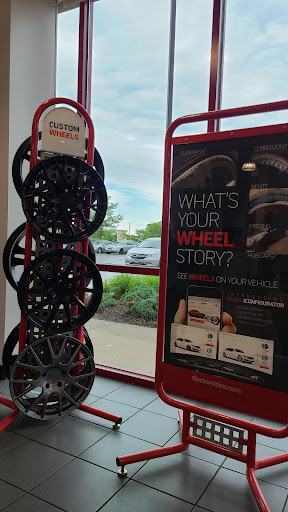 Tire Shop «Discount Tire Store - Schaumburg, IL», reviews and photos, 400 W Higgins Rd, Schaumburg, IL 60195, USA