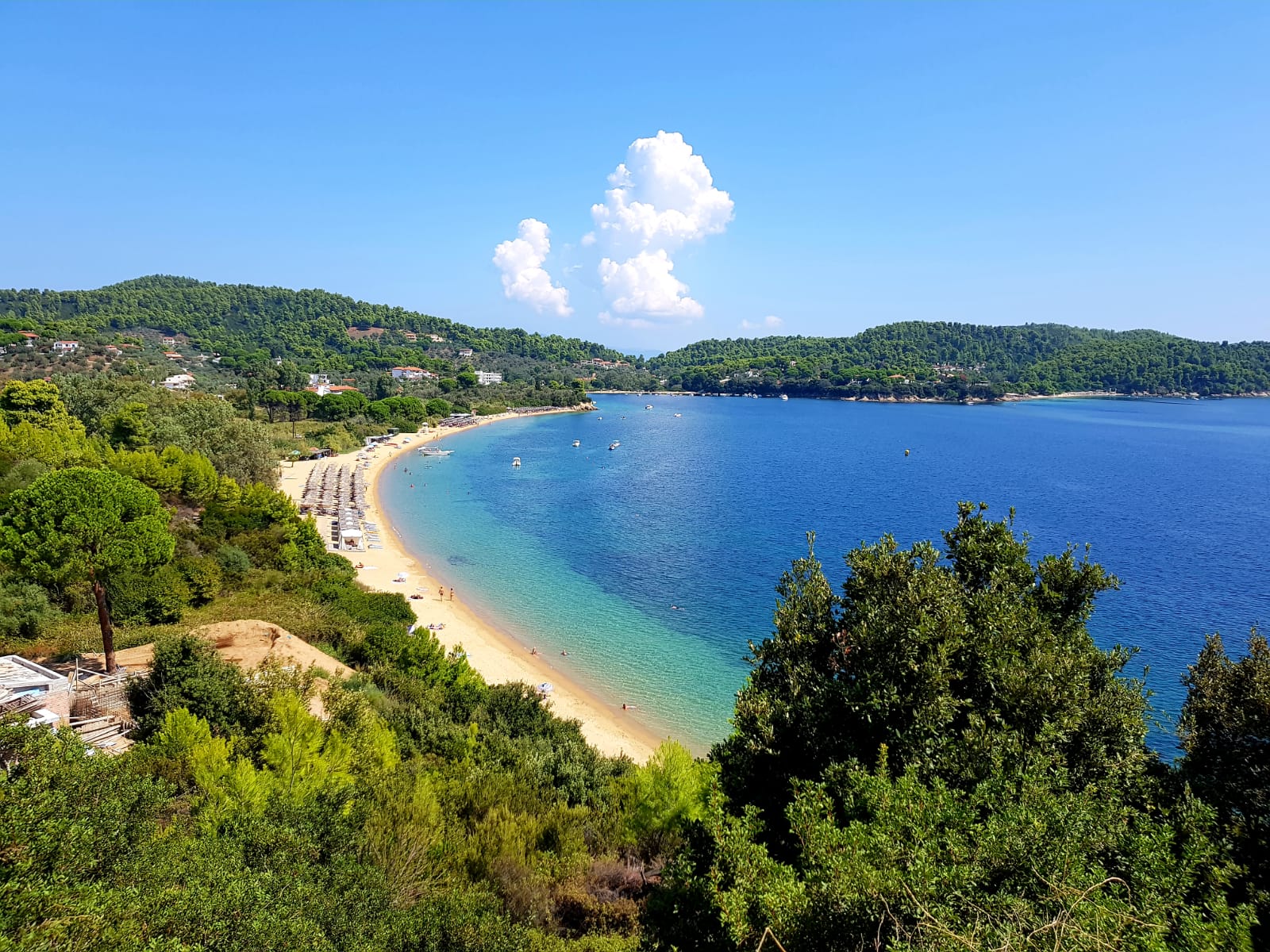 Foto van Agia Paraskevi beach met turquoise puur water oppervlakte