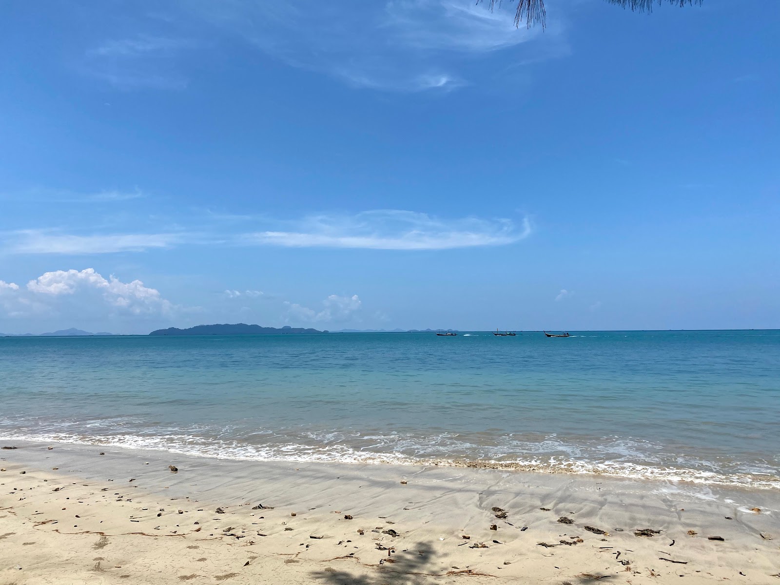 Foto von Mu Ko Lanta Beach umgeben von Bergen