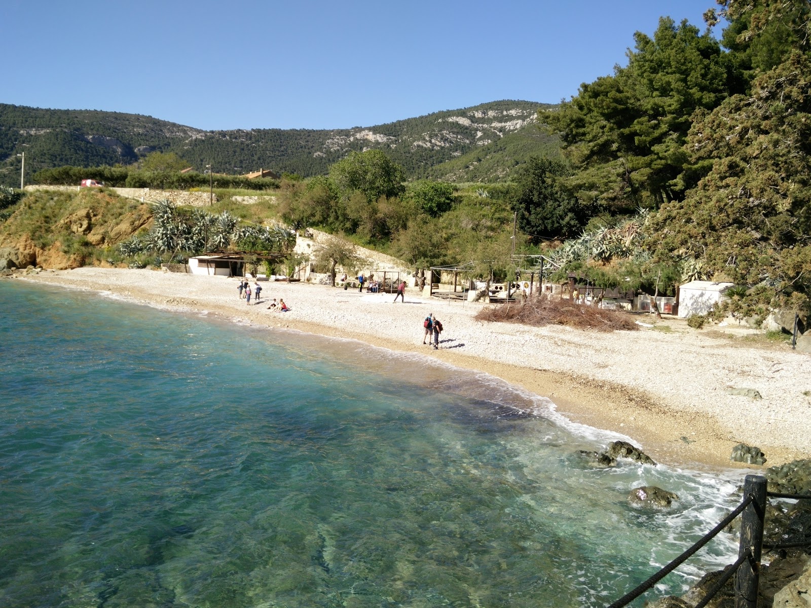 Kamenica beach'in fotoğrafı dağlarla çevrili