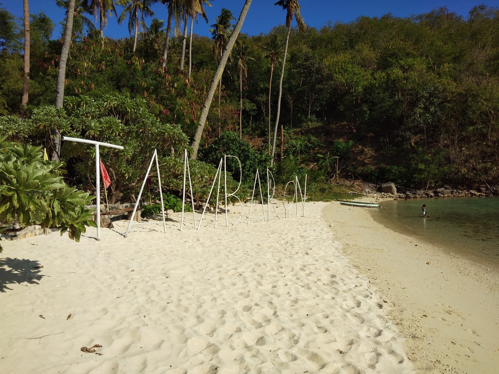 Valokuva Tambaron Island Beachista. pinnalla turkoosi puhdas vesi:n kanssa