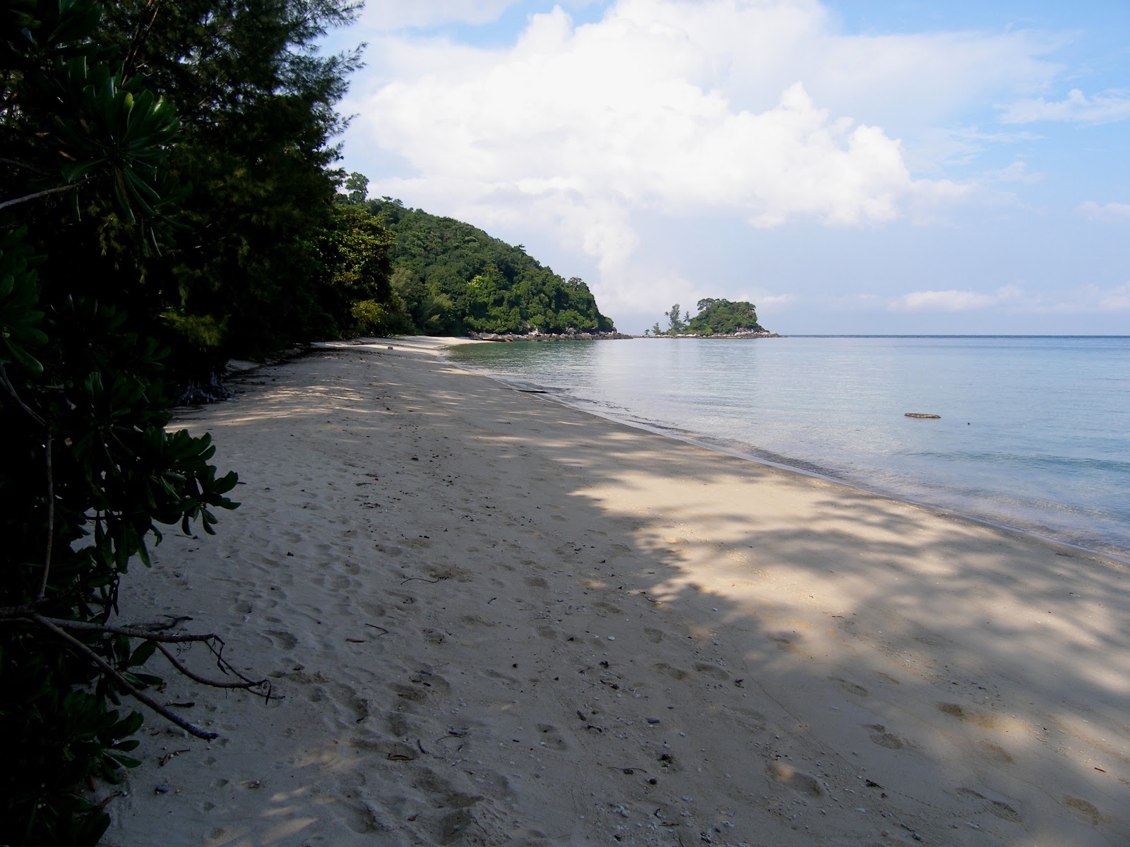 Foto av Pulau Tumuk Beach med turkos rent vatten yta