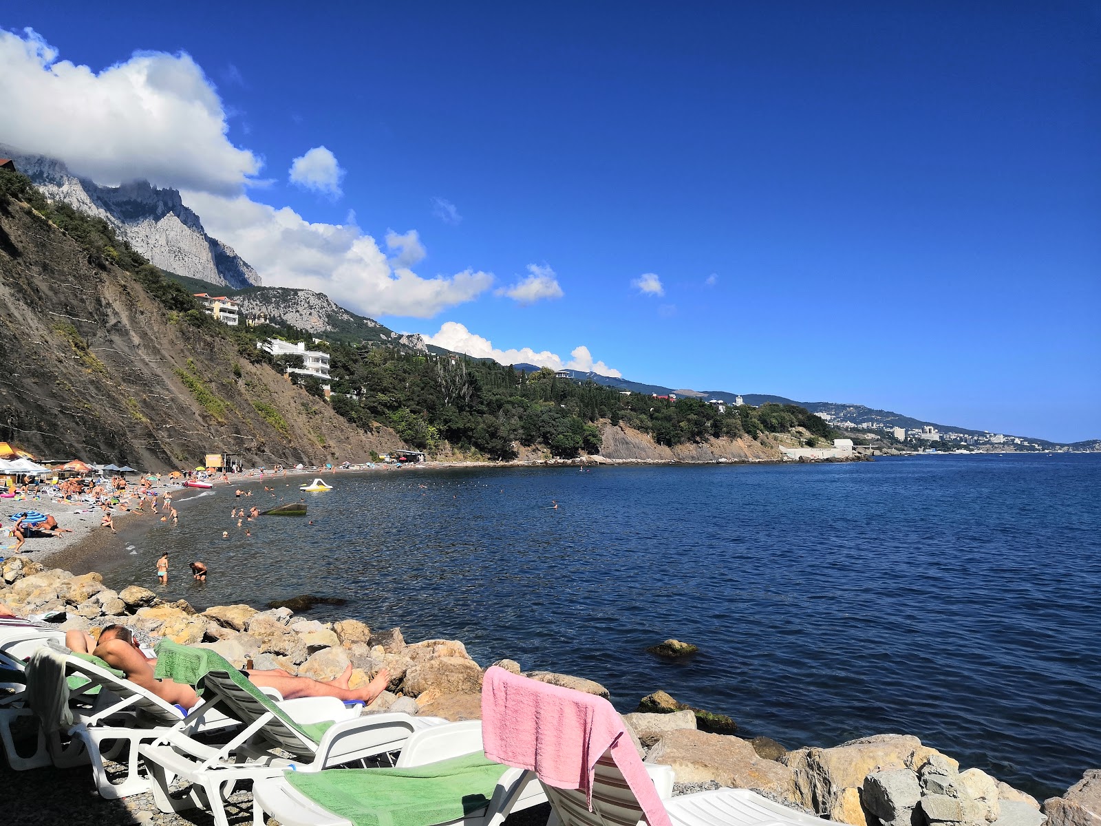 Alupka beach'in fotoğrafı - rahatlamayı sevenler arasında popüler bir yer