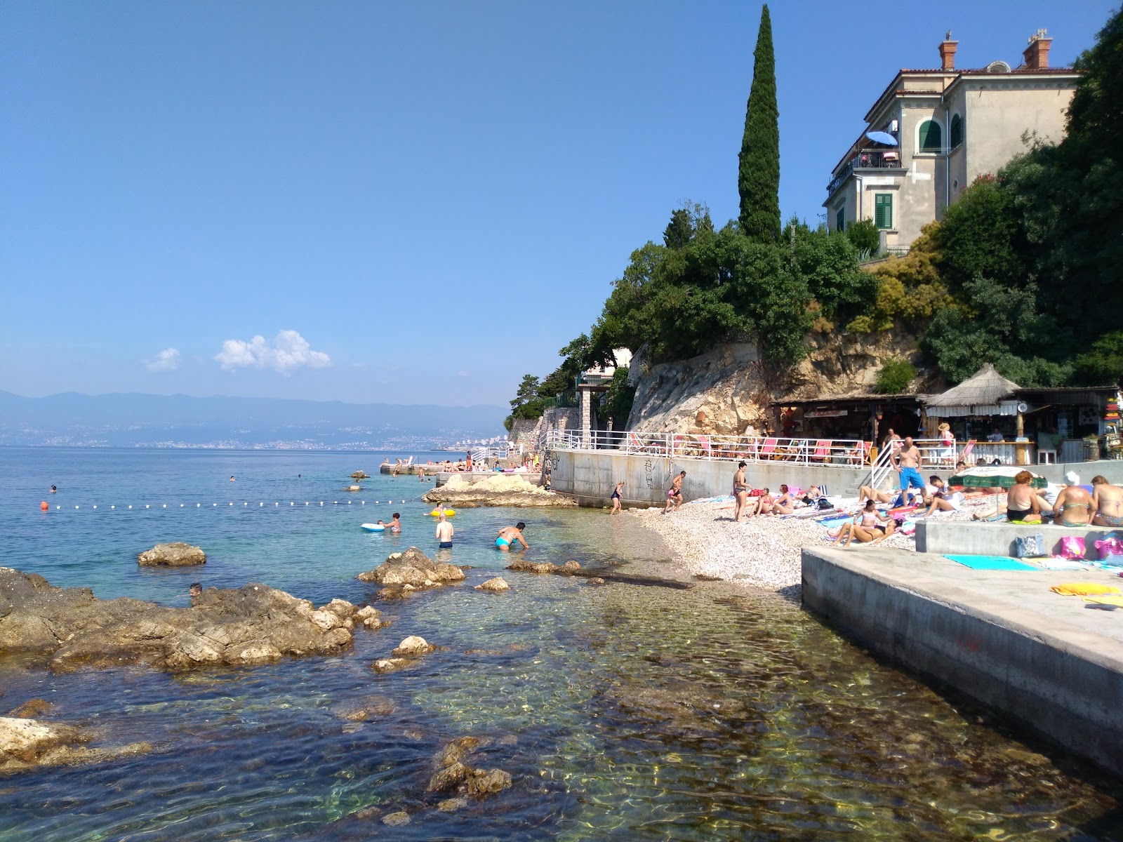 Javna beach'in fotoğrafı birden fazla geniş koy ile birlikte