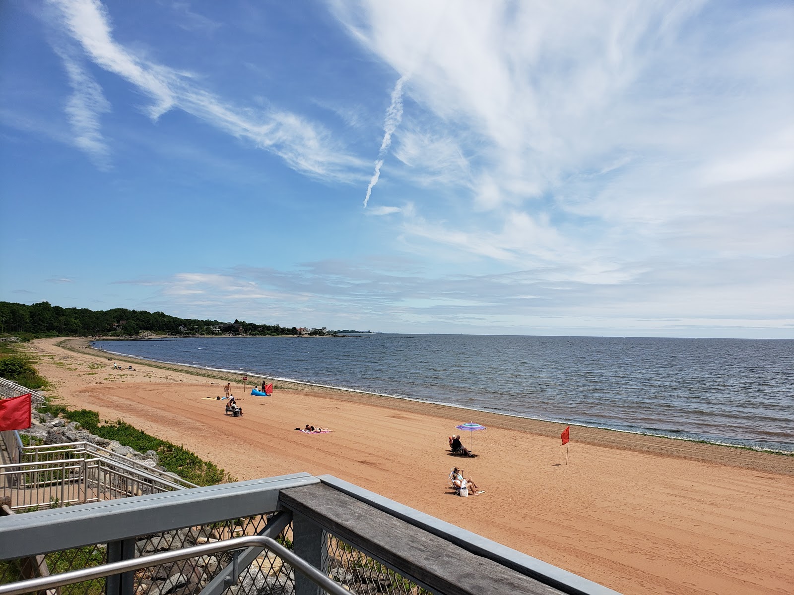 Fotografija Wolfe's Pond Beach z musta hiekka ja kivi površino