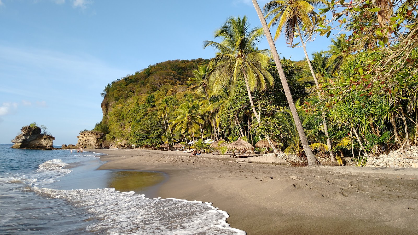 Anse Mamin beach的照片 带有米色贝壳沙子表面