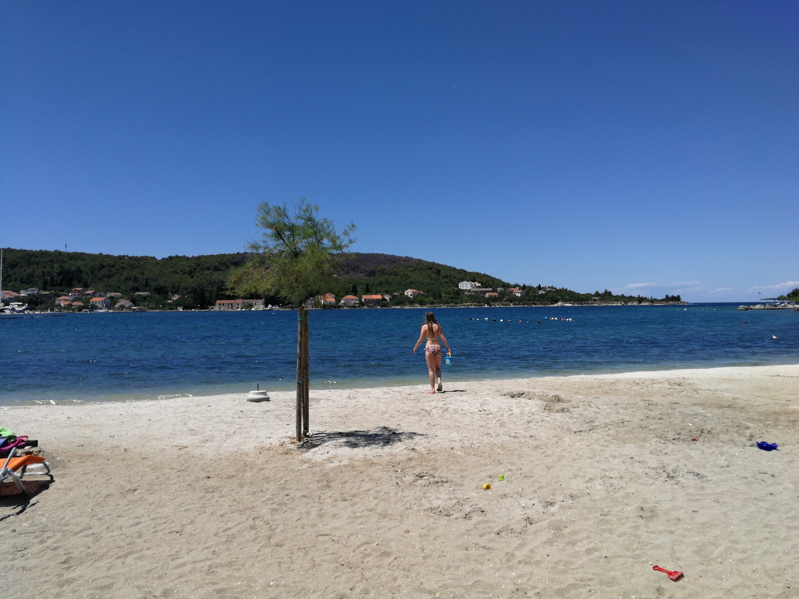 Foto van Sutomiscica beach met gemiddeld niveau van netheid