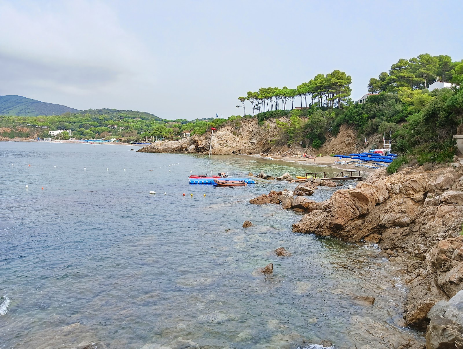 Fotografie cu Spiaggia Le Calanchiole cu nivelul de curățenie înalt