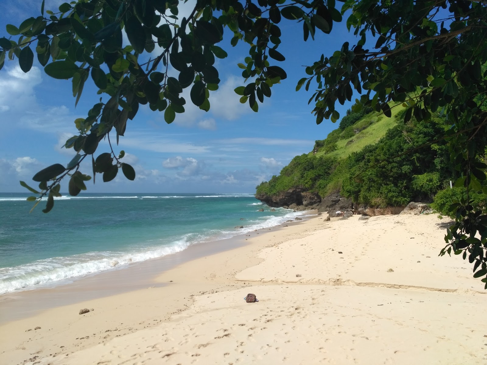 Photo of Gunung Payung Beach with bright sand surface