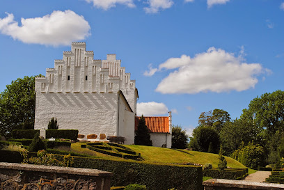 Hvalsø Kirke og Kirkegård