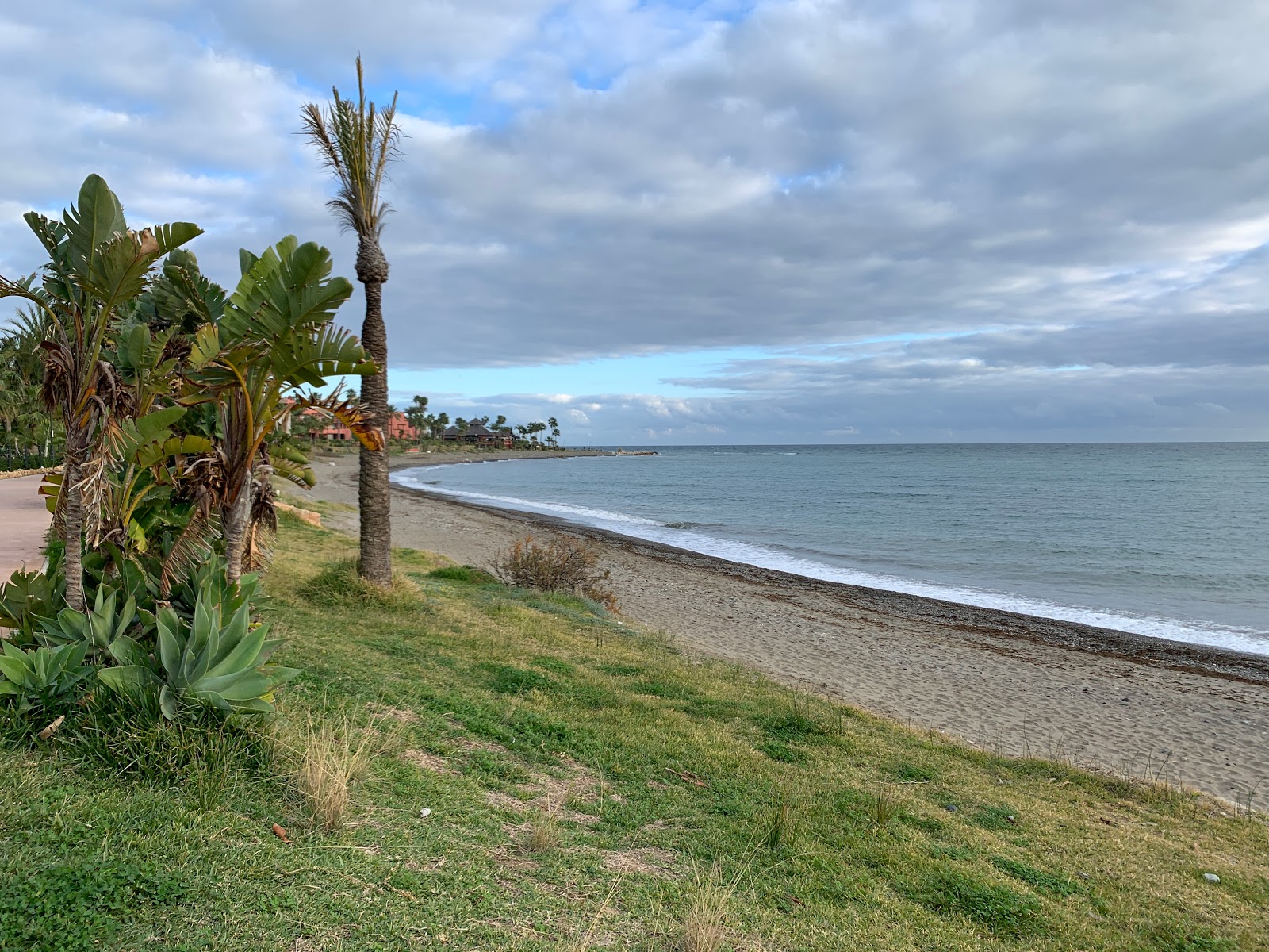 Foto van Playa Guadalmansa met ruim strand