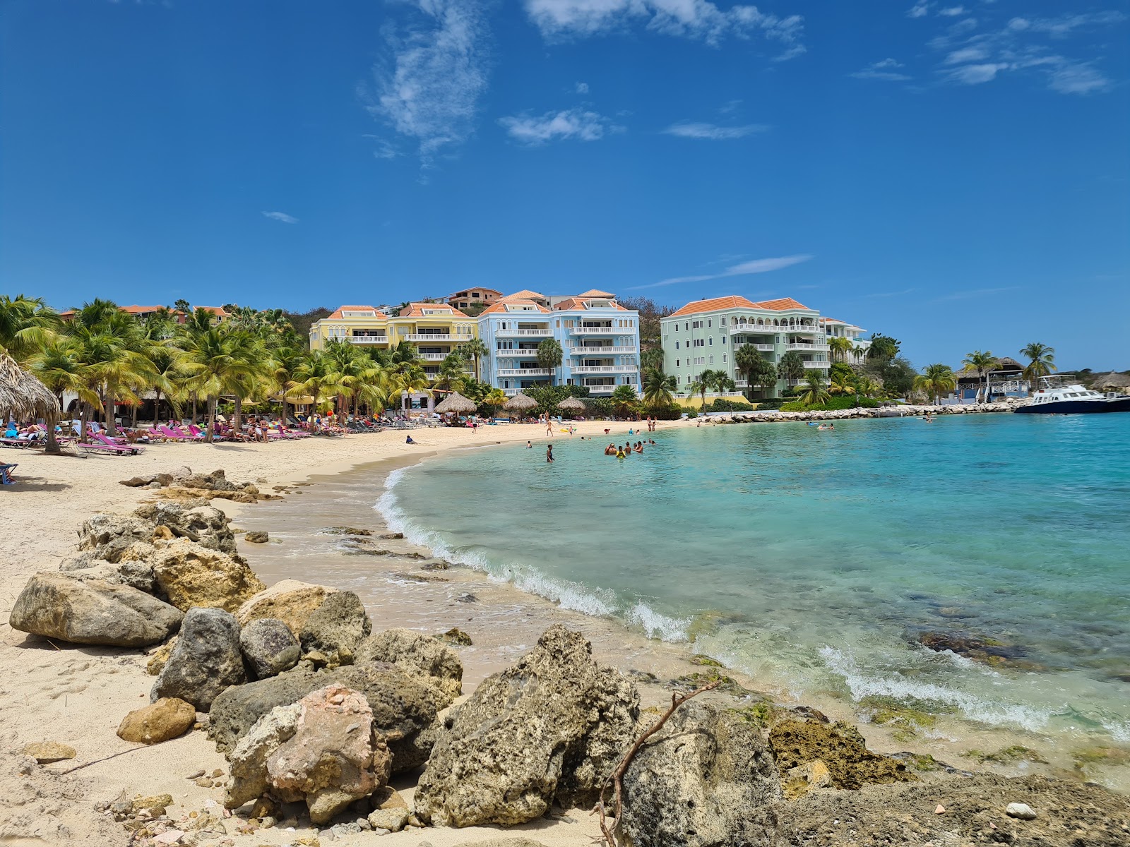 Fotografie cu Plaja Blue Bay Curacao cu o suprafață de apa pură turcoaz