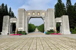 Huanghuagang Tomb of 72 Martyrs Road image