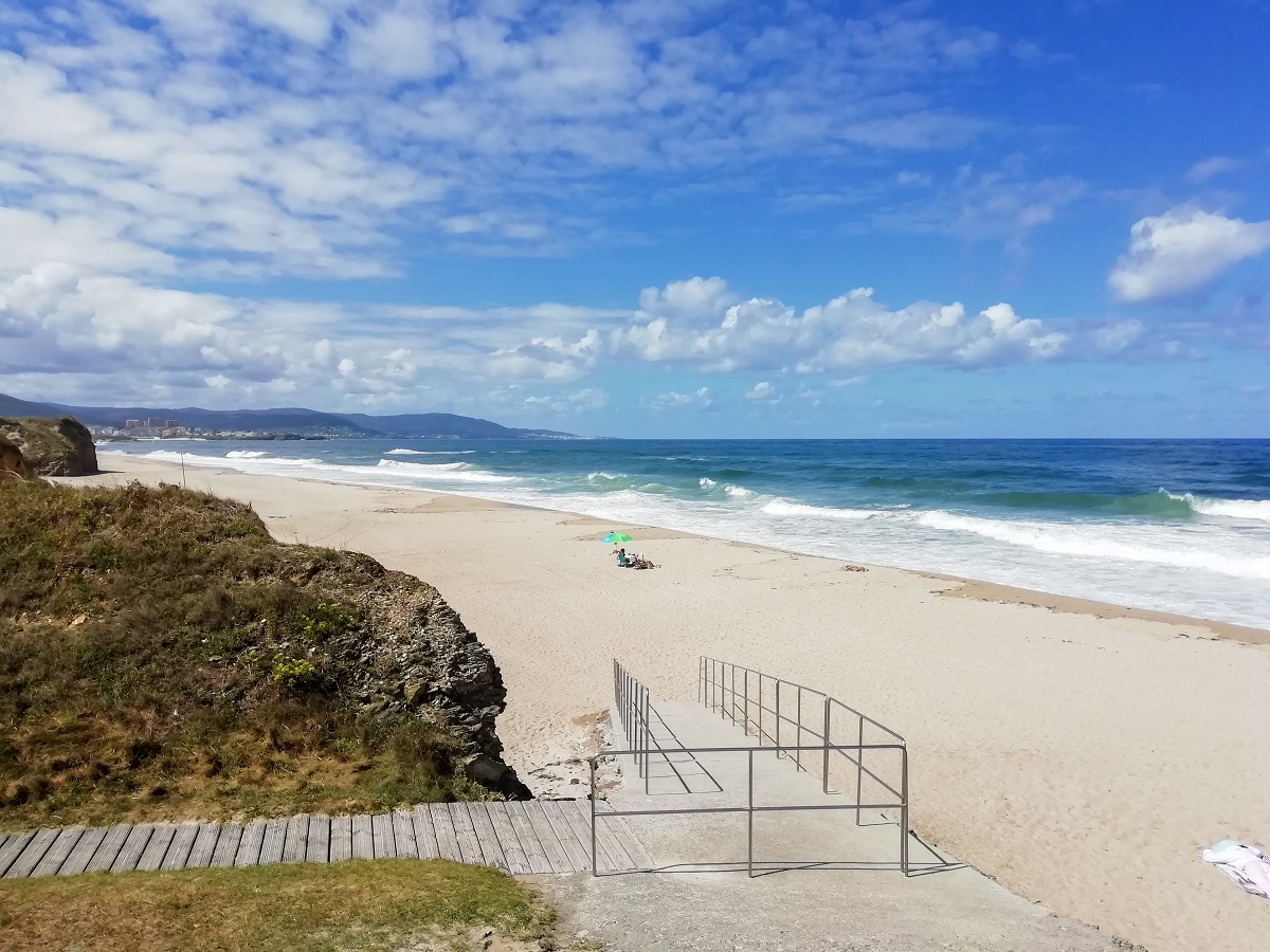 Foto de Praia de Coto com água turquesa superfície