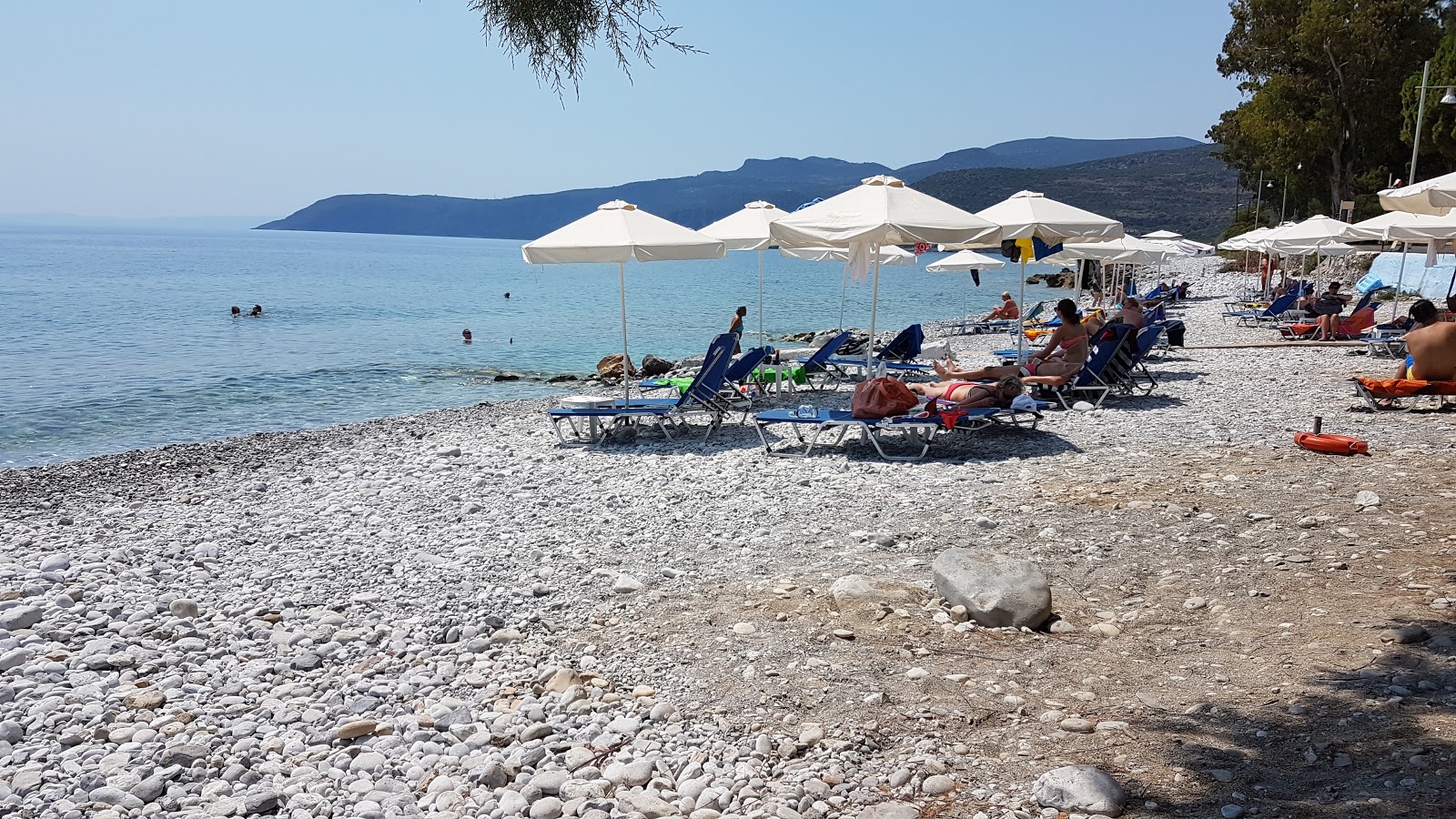 Foto di Paralia Ritsa II con una superficie del acqua cristallina