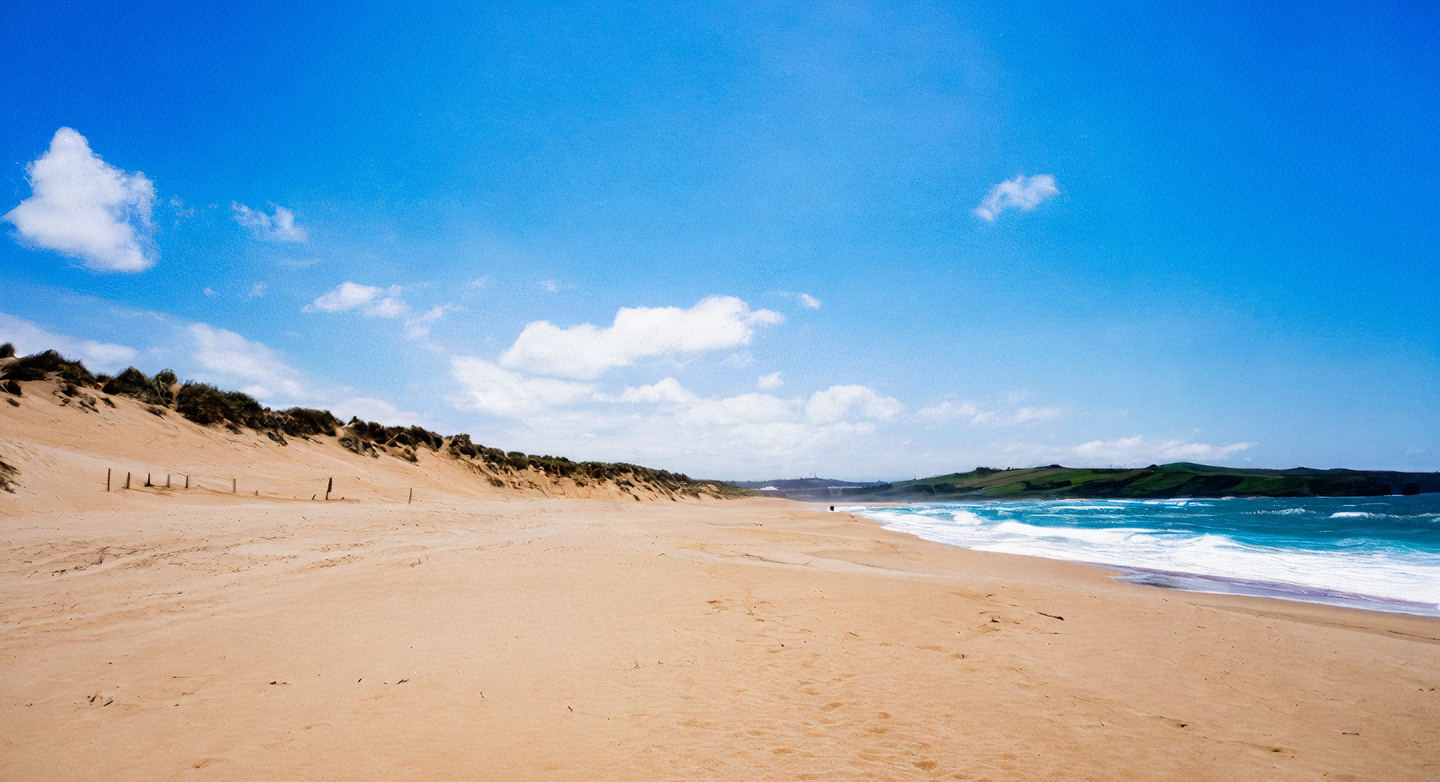 Foto de Playa De Valdearenas con agua cristalina superficie