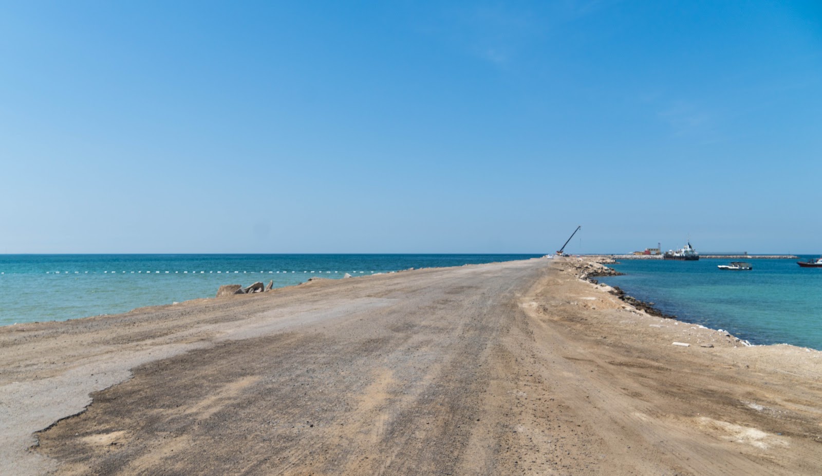 Φωτογραφία του Al Mirfa Beach παροχές περιοχής