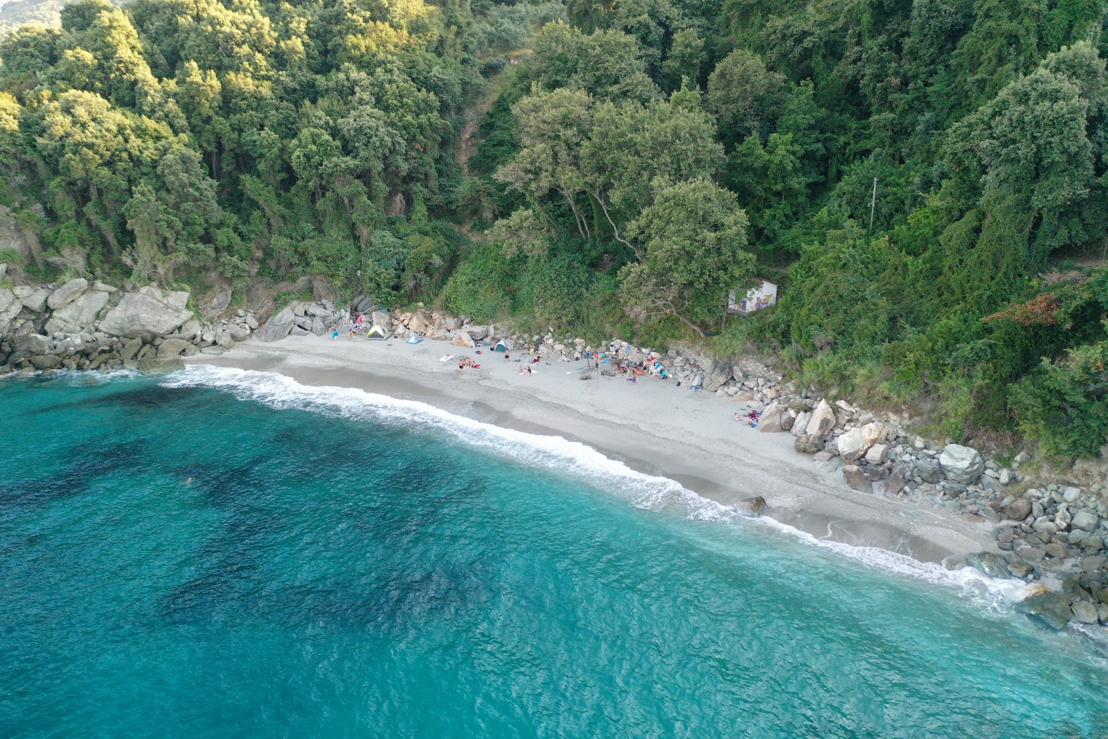 Foto di Tourkopigi Beach con una superficie del sabbia beige e ciottoli