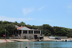Slatina beach'in fotoğrafı ve yerleşim
