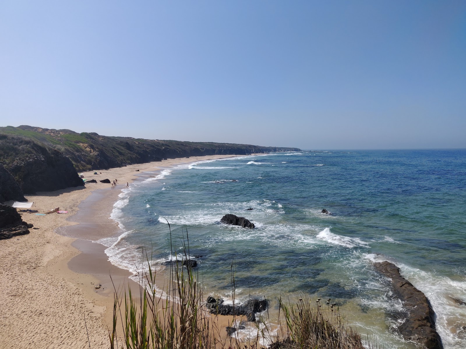 Praia do Brejo Largo'in fotoğrafı dağlarla çevrili
