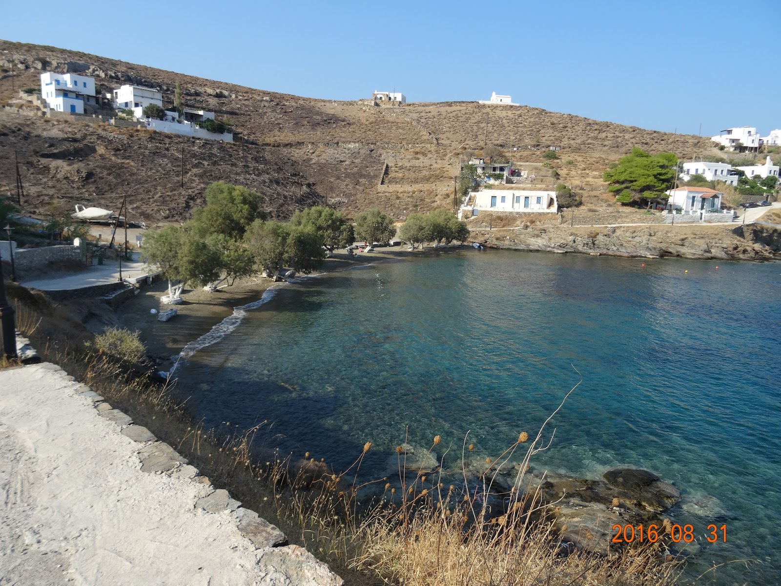Foto van Sxoinari beach met kleine baai