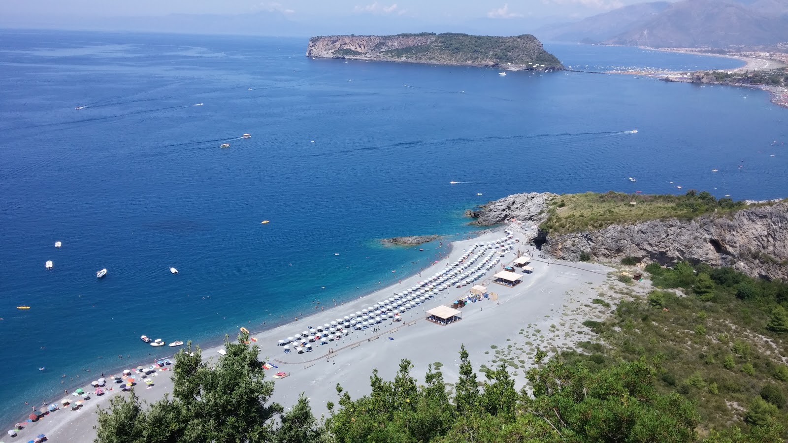 Spiaggia Pietra di Gabbiani'in fotoğrafı kısmen tatil bölgesi