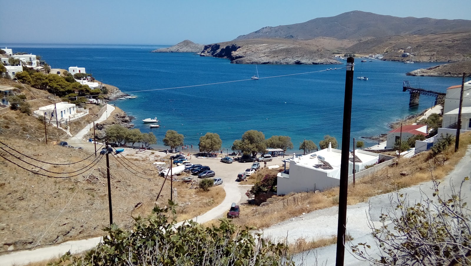 Sxoinari beach'in fotoğrafı turkuaz saf su yüzey ile
