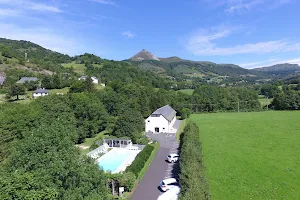 La Grange du Devezou, Location gite Massif Central, Cantal, Auvergne avec piscine, appartements meublés, ski Le Lioran. image