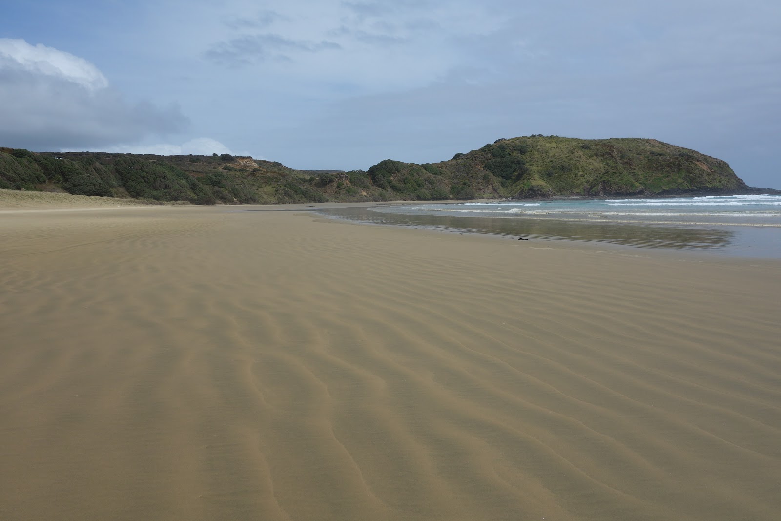 Fotografie cu Twilight Beach cu o suprafață de apa pură turcoaz