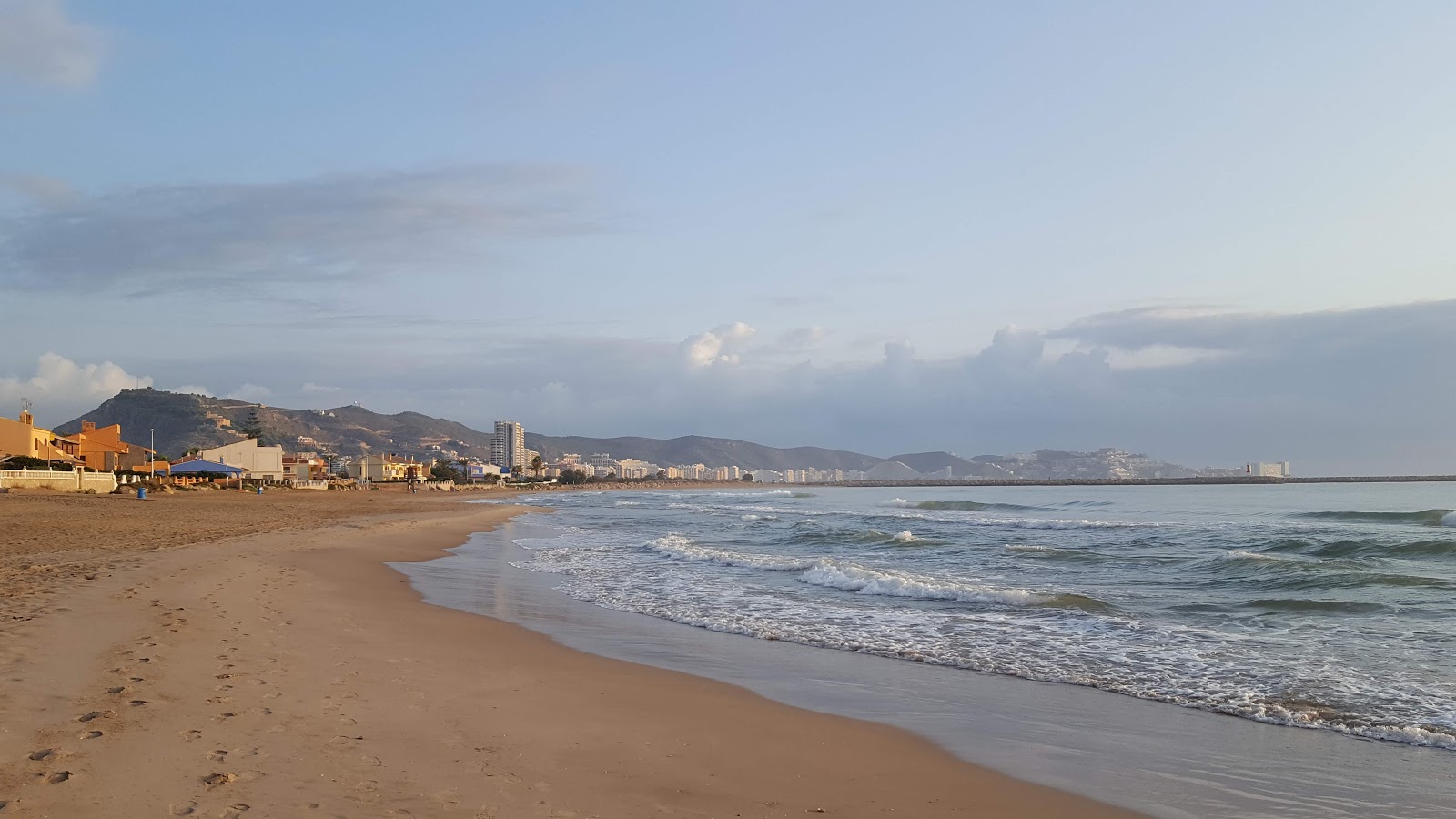 Foto van Platja Cullera met bruin zand oppervlakte