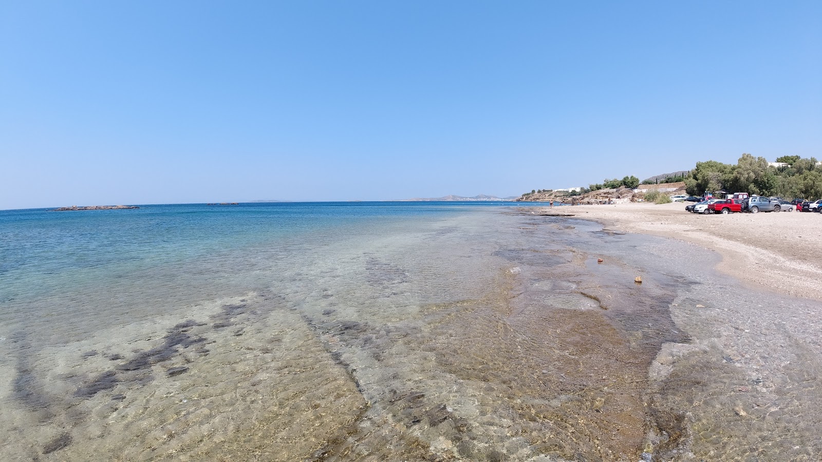Foto de Paralia Agios Nikolaos con arena brillante y rocas superficie