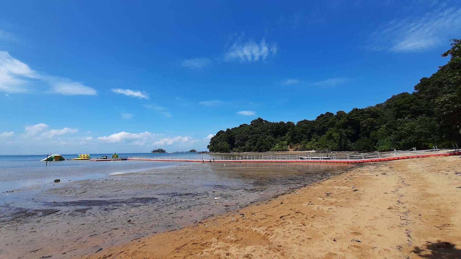Zdjęcie Nongsa Beach z powierzchnią jasny piasek