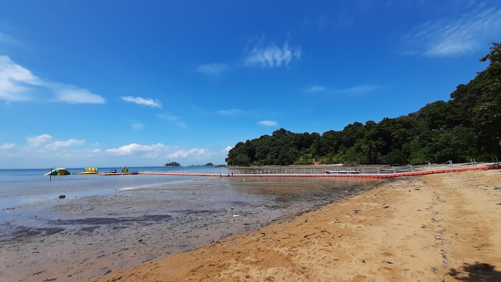 Nongsa Beach的照片 带有米色沙子表面