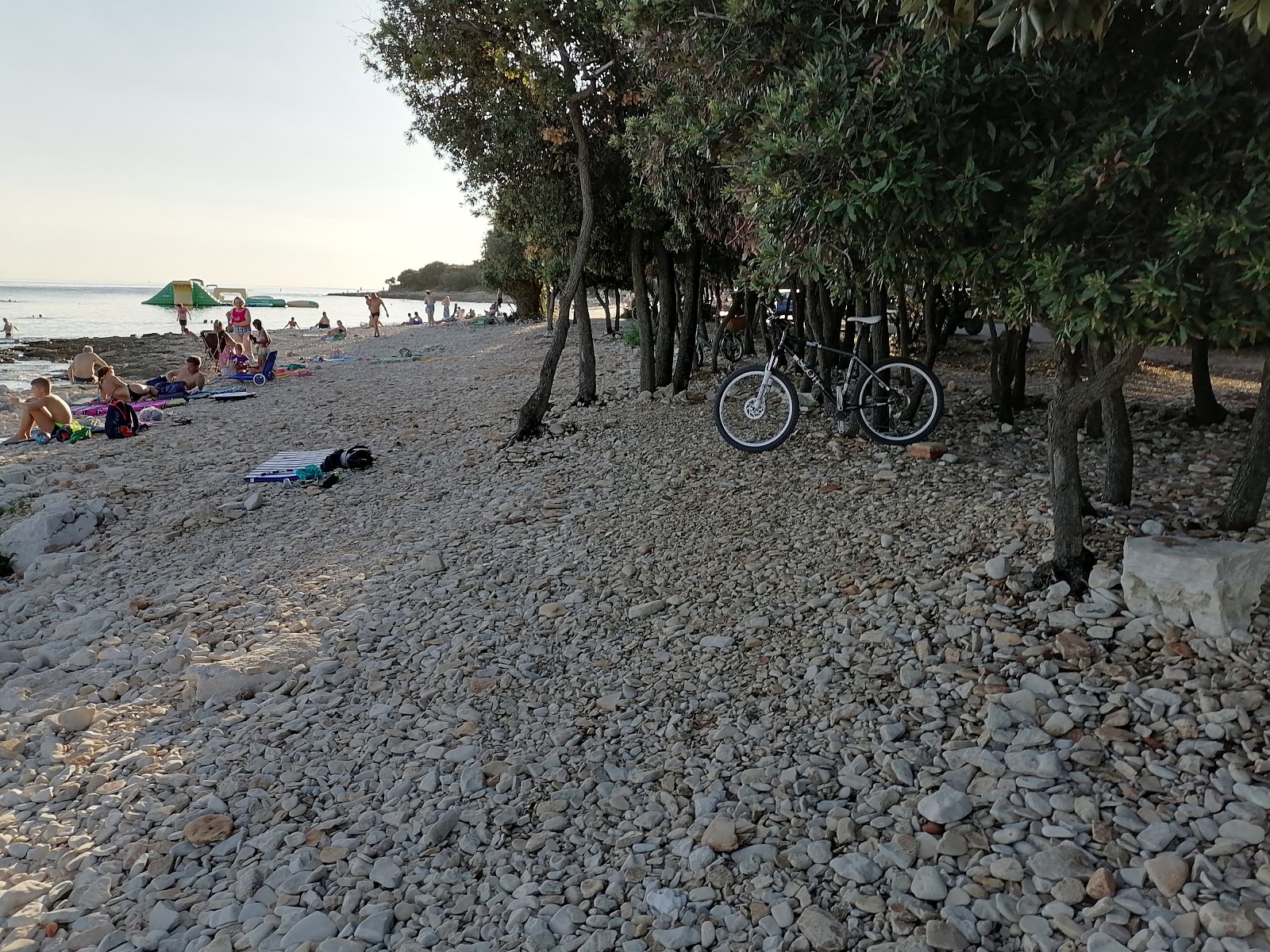Valokuva Barbariga beachista. ranta lomakeskusalue