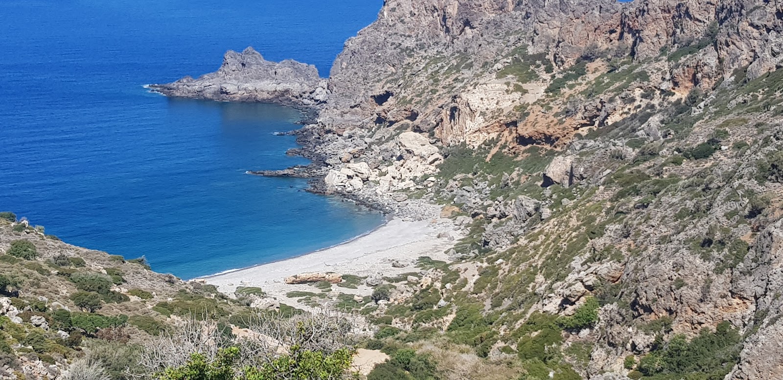 Foto av Platanakia beach med grå sten yta