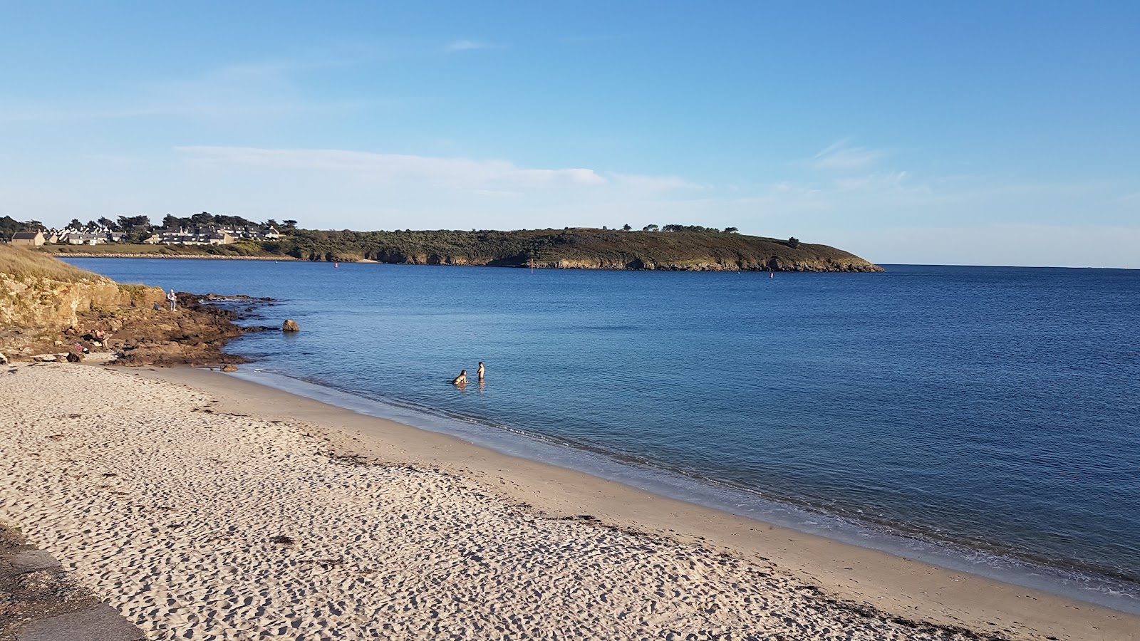 Plage de Port-Sable'in fotoğrafı dağlarla çevrili