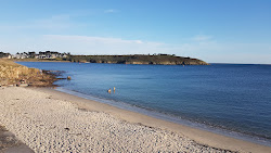 Plage de Port-Sable'in fotoğrafı dağlarla çevrili