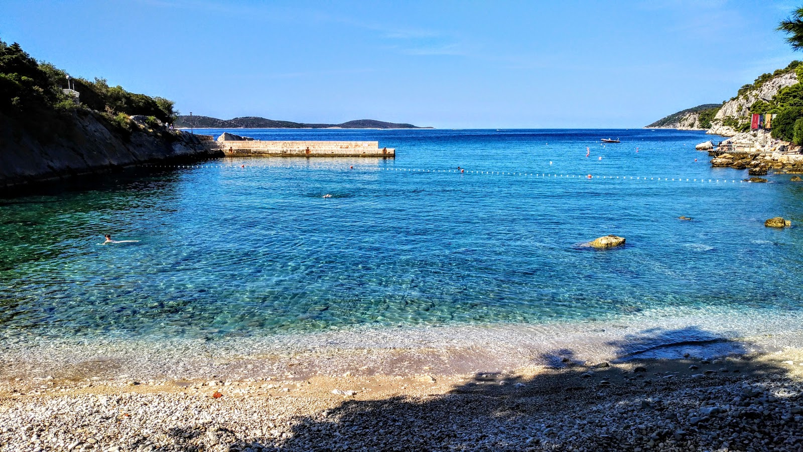 Fotografie cu Podstine beach sprijinit de stânci