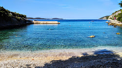 Podstine beach'in fotoğrafı uçurumlarla desteklenmiş