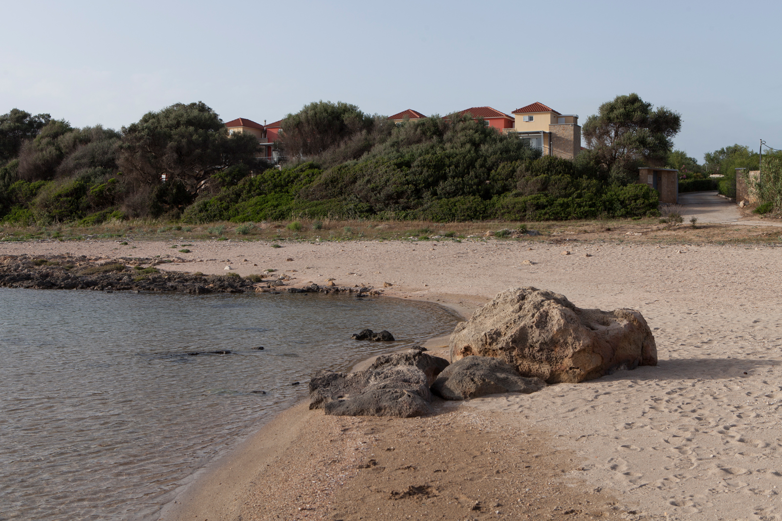 Foto von Kanalos beach mit beiger sand Oberfläche