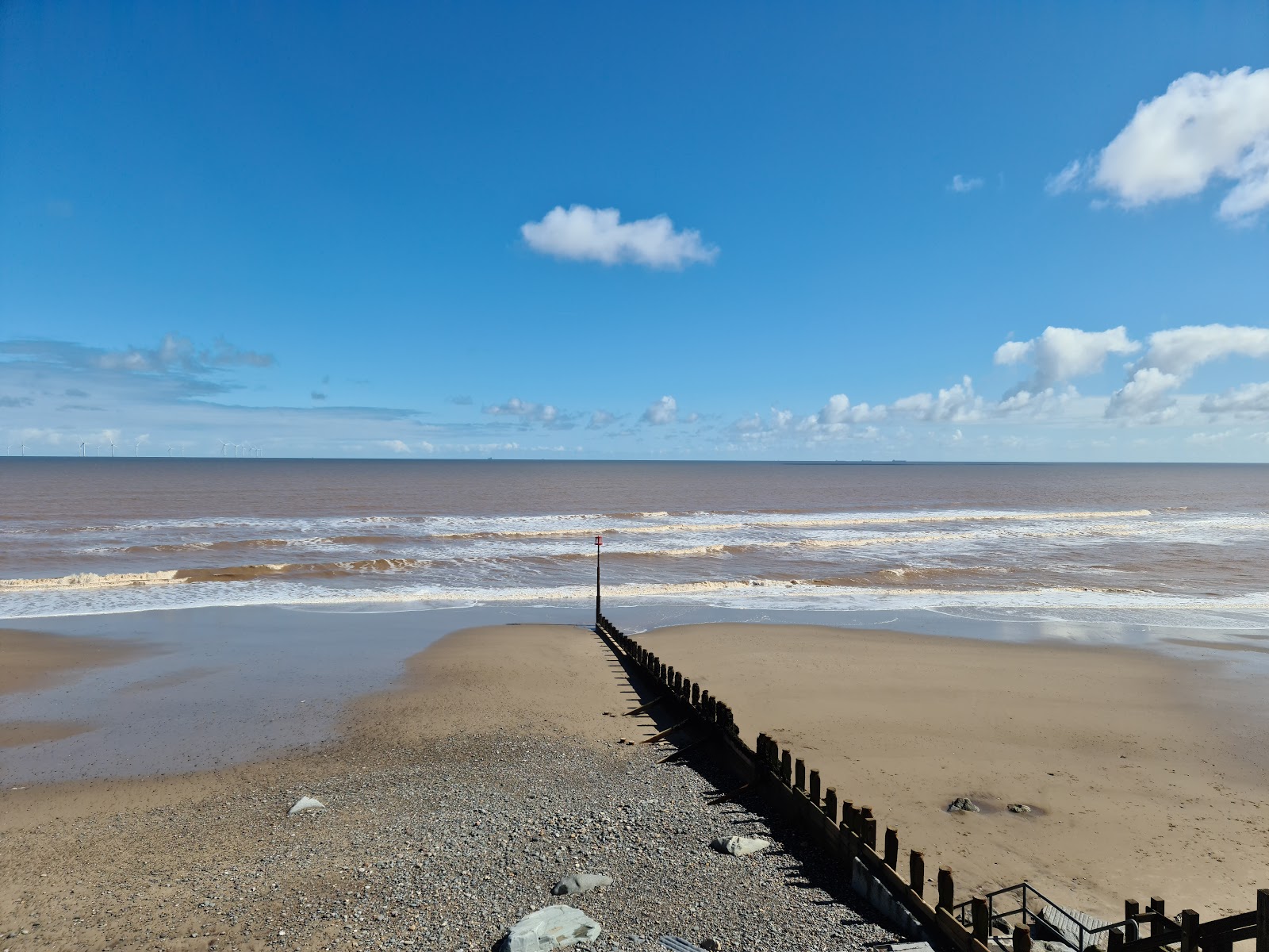 Valokuva Withernsea Bay beachista. sisältäen pitkä suora