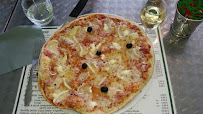 Plats et boissons du Pizzeria L'appel à Pizza à Fleury - n°11