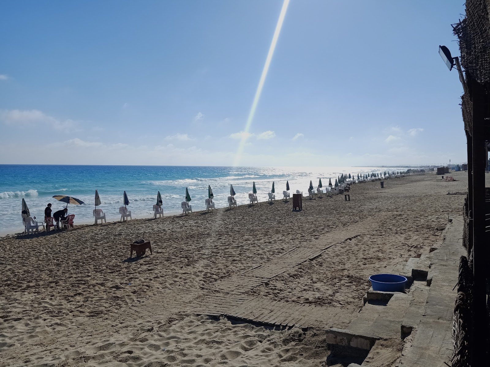 Dora Al Abyad Beach'in fotoğrafı geniş plaj ile birlikte