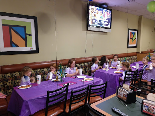 Round Table Pizza image