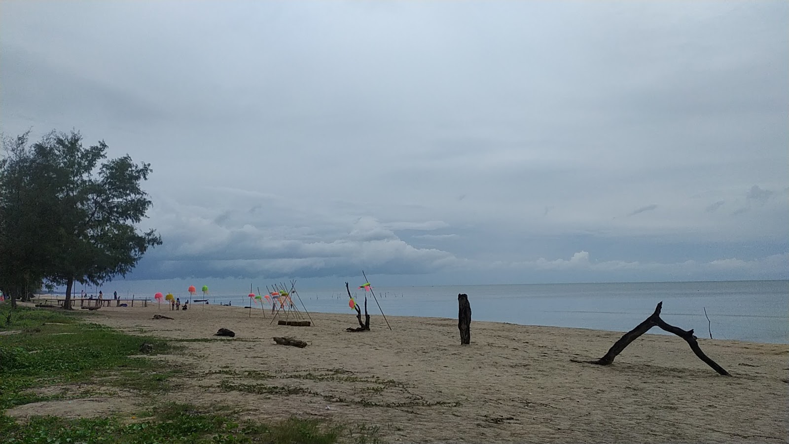 Fotografija Muang Ngam Beach z dolga ravna obala