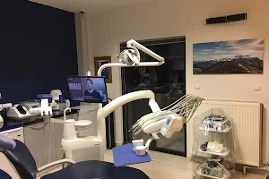 ΝΙΚΟΛΑΟΣ ΠΕΤΡΑΝΗΣ Χειρουργός Οδοντίατρος. Μετεκπαιδευθείς στη χειρουργική εμφυτευματολογία image