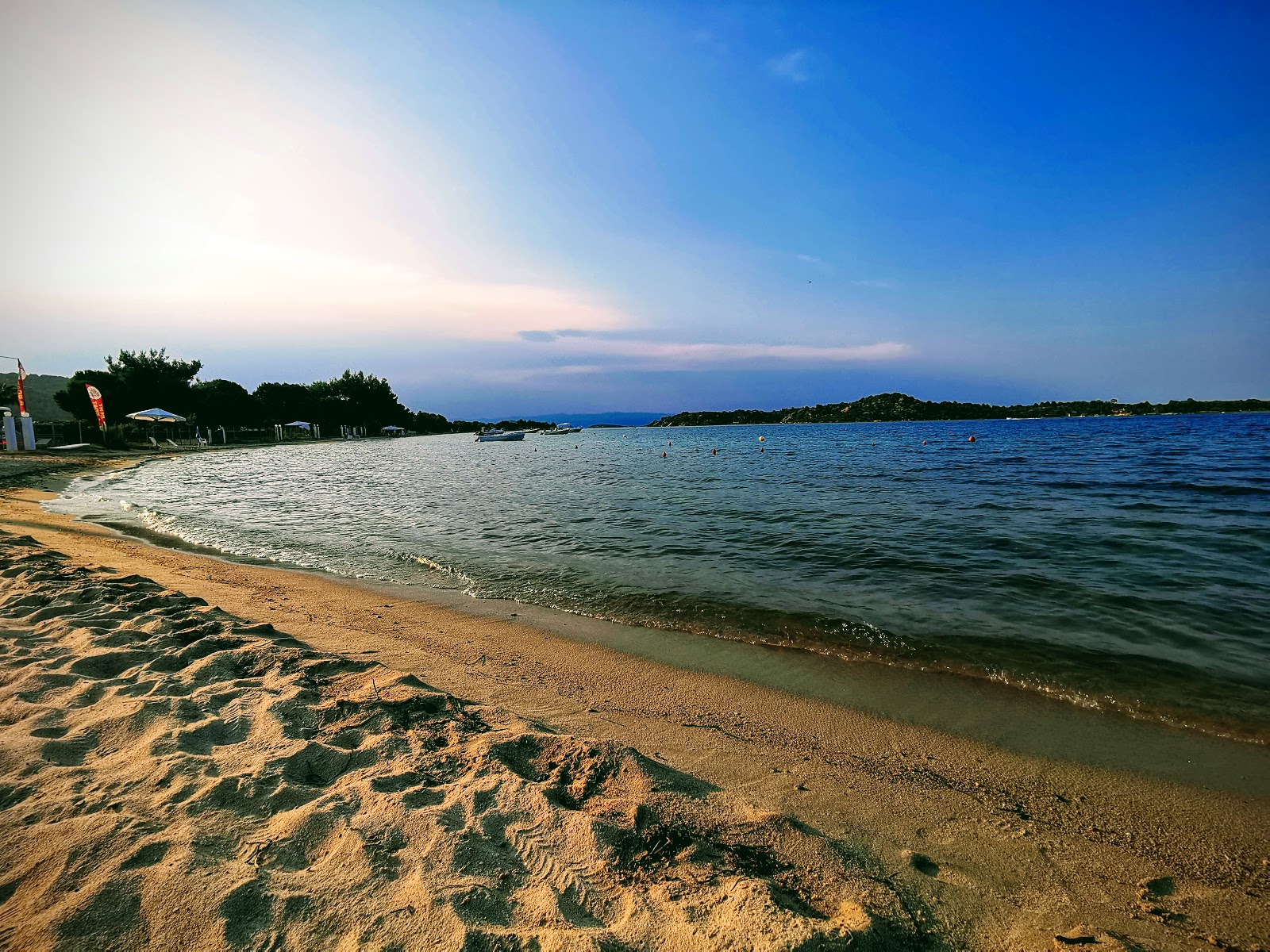 Vourvourou beach的照片 带有碧绿色纯水表面
