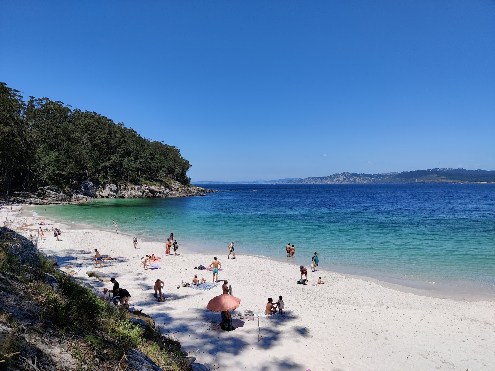 Fotografija Praia de Figueiras z prostorni večplastni zalivi